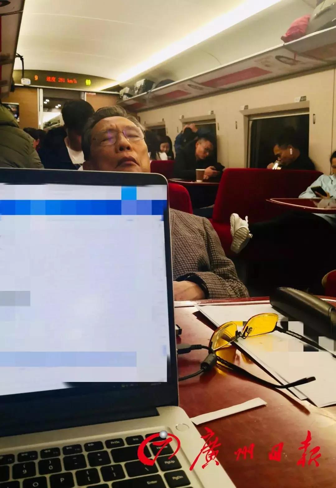 這10組刷屏照片看哭無數(shù)人！告訴孩子：如果有英雄，他們都是！
