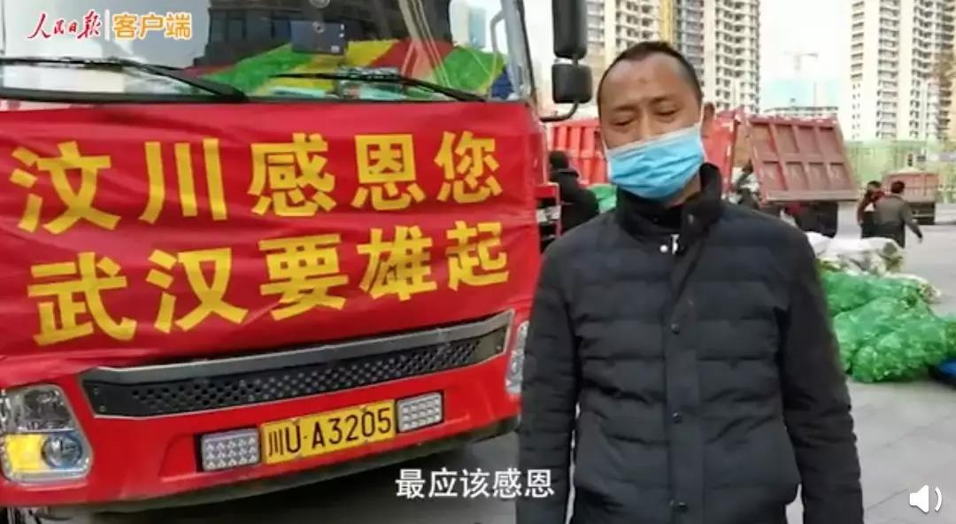 感動！耿直！來自汶川的6輛卡車上，貼著同一句話…