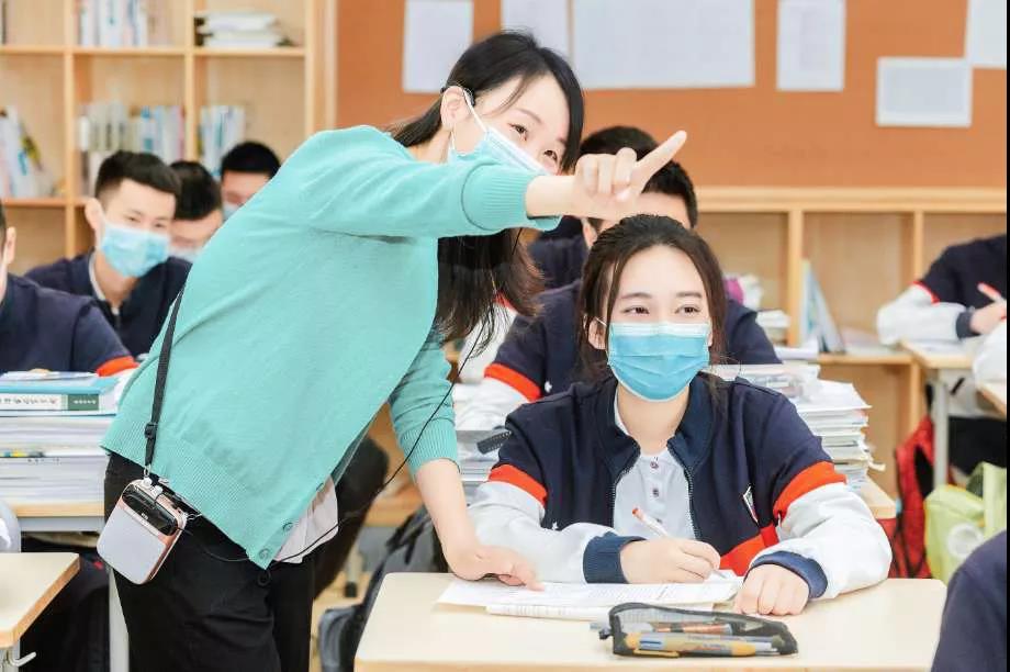 高考后學生為什么要扔書？如果不是因為要中考、高考，還會有多少學生愿意坐在教室里，安心聽老師講課？聽川師大李松林教授講答案