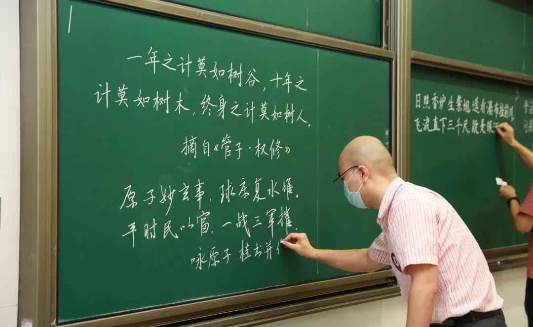 不舍得擦的板書(shū)又上新了！這些高顏值板書(shū)你最喜歡哪個(gè)？ ｜特別關(guān)注